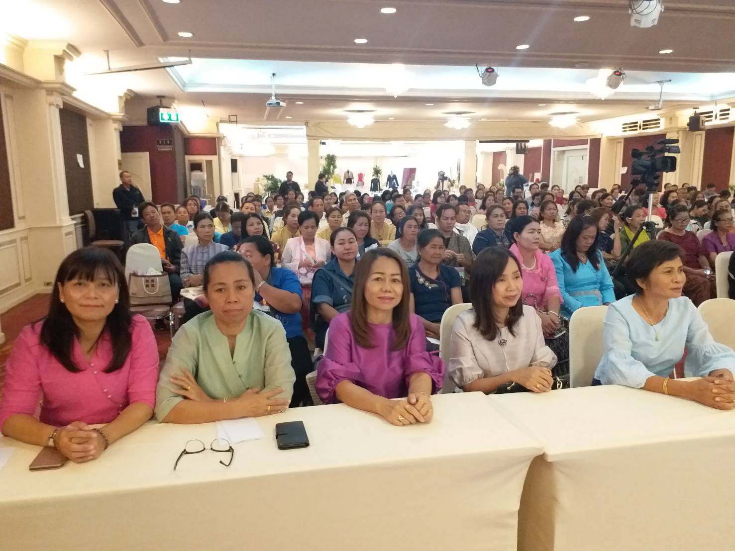 ?พช.ขอนแก่น ร่วมกับ ม.ศิลปากร เปิดตลาด OTOP นวัตวิถีขอนแก่นแดนแห่งวิถีงาม ” งามต้อนงามว่า งามล้ำค่า แดนแคนแก่นคูณ” โดยดีไซน์เนอร์ระดับประเทศ ผลิกโฉมพัฒนาบรรจุภัณฑ์ เพื่อเพิ่มมูลค่าสร้างรายได้ให้กับชุมชน?️