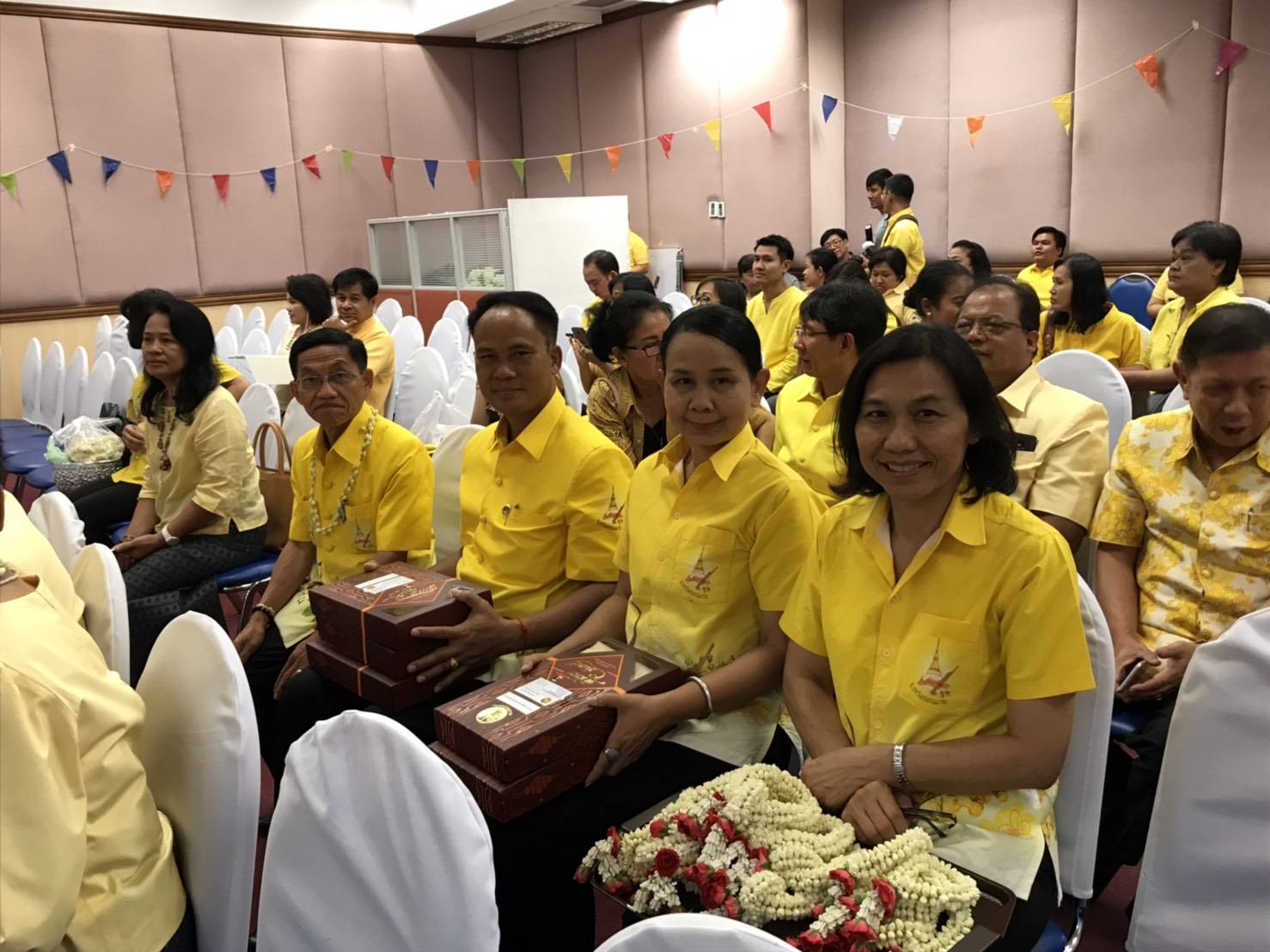 พช.ขอนแก่น ร่วมงานสืบสาน สงกรานต์ ตำนาน พช. (Happiness Family) รดน้ำขอพรผู้บริหารกรมการพัฒนาชุมชน