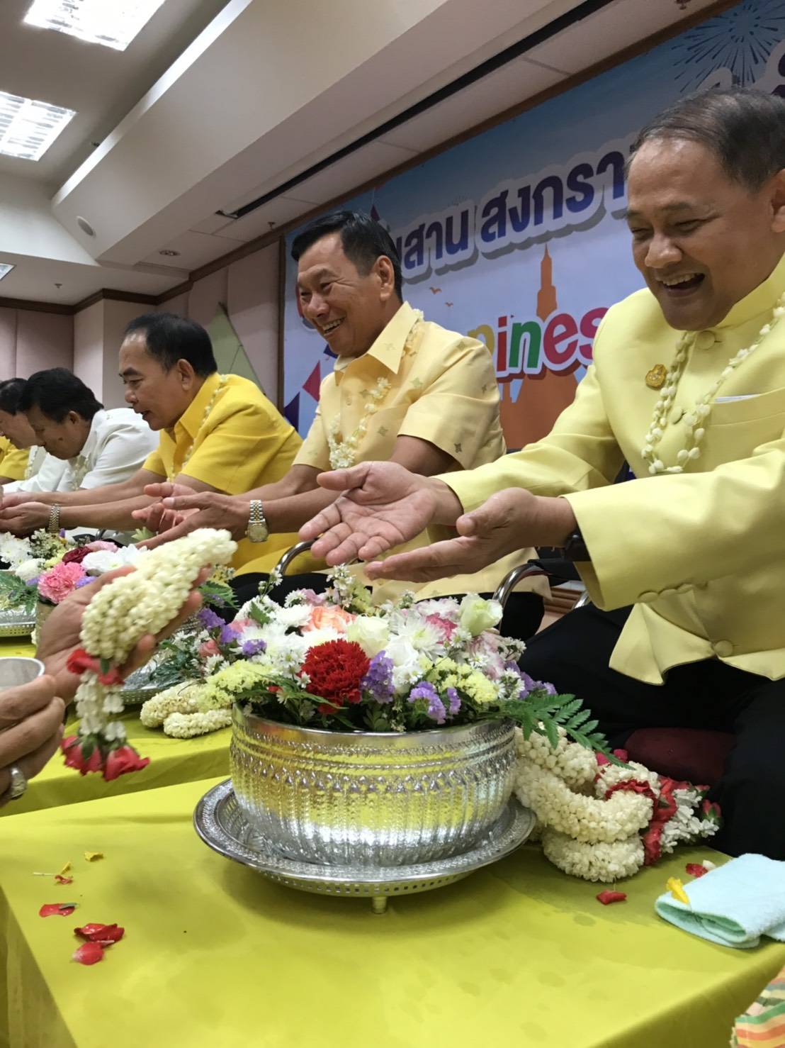 พช.ขอนแก่น ร่วมงานสืบสาน สงกรานต์ ตำนาน พช. (Happiness Family) รดน้ำขอพรผู้บริหารกรมการพัฒนาชุมชน