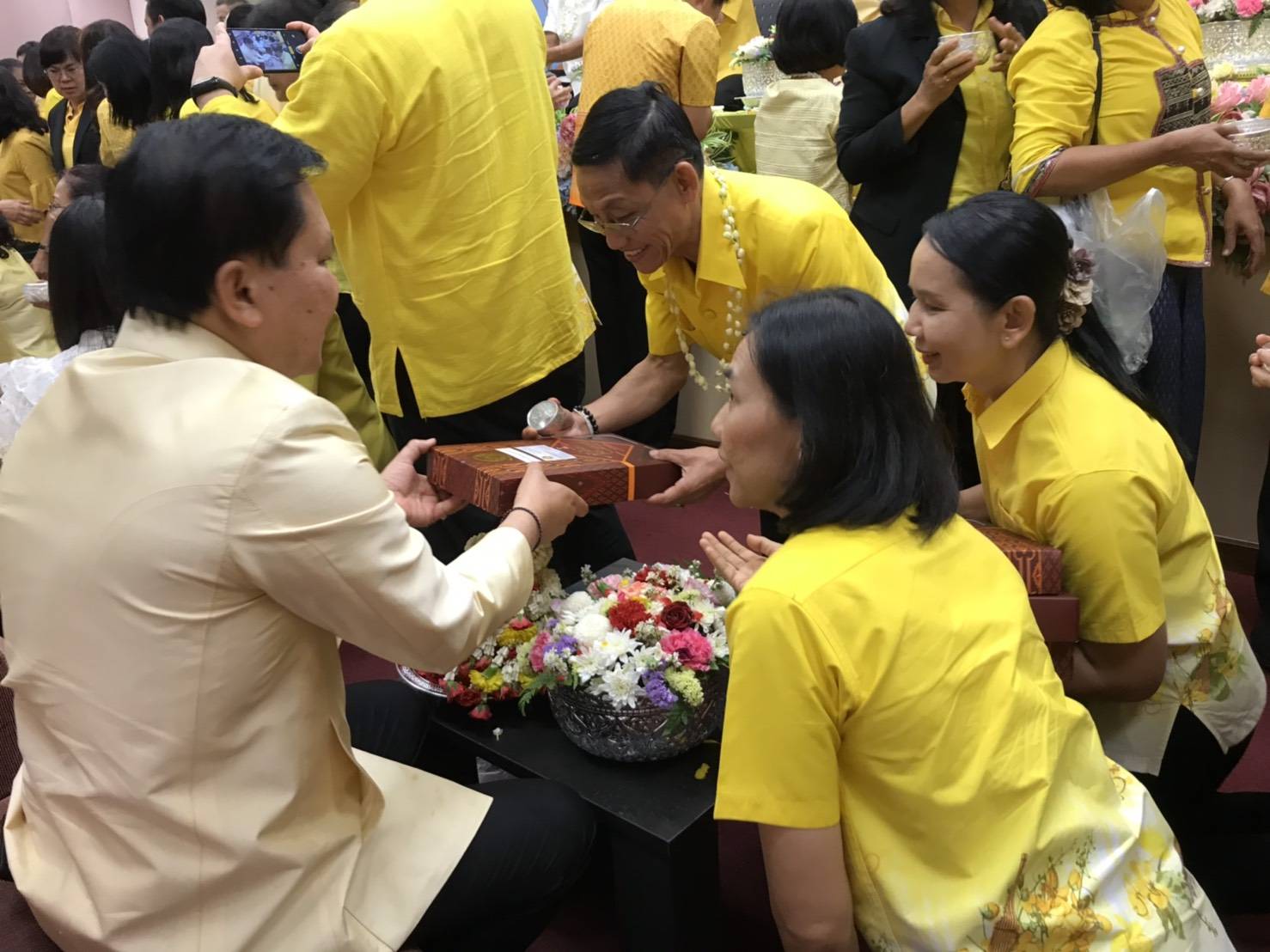 พช.ขอนแก่น ร่วมงานสืบสาน สงกรานต์ ตำนาน พช. (Happiness Family) รดน้ำขอพรผู้บริหารกรมการพัฒนาชุมชน