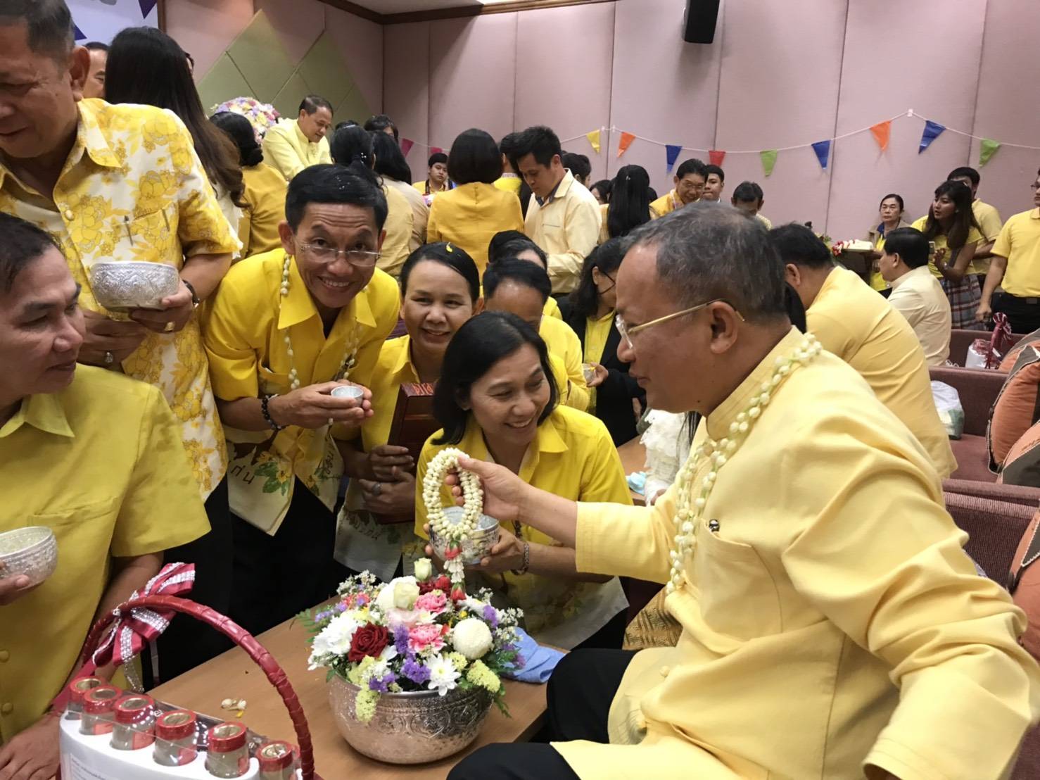 พช.ขอนแก่น ร่วมงานสืบสาน สงกรานต์ ตำนาน พช. (Happiness Family) รดน้ำขอพรผู้บริหารกรมการพัฒนาชุมชน