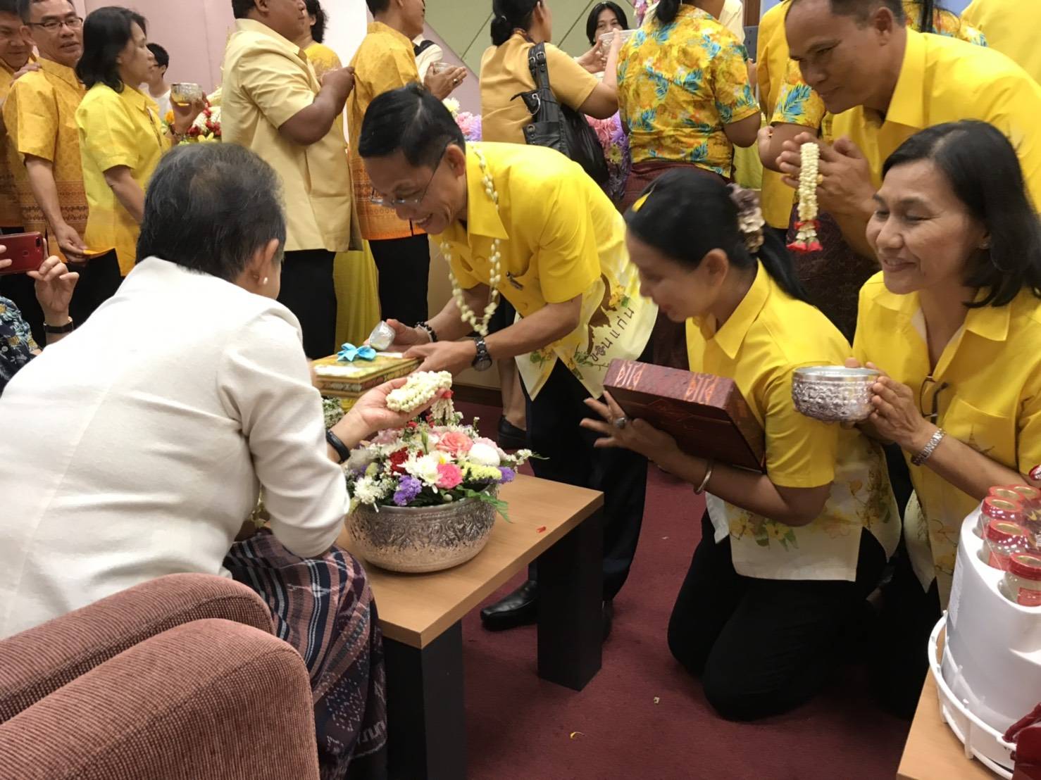 พช.ขอนแก่น ร่วมงานสืบสาน สงกรานต์ ตำนาน พช. (Happiness Family) รดน้ำขอพรผู้บริหารกรมการพัฒนาชุมชน