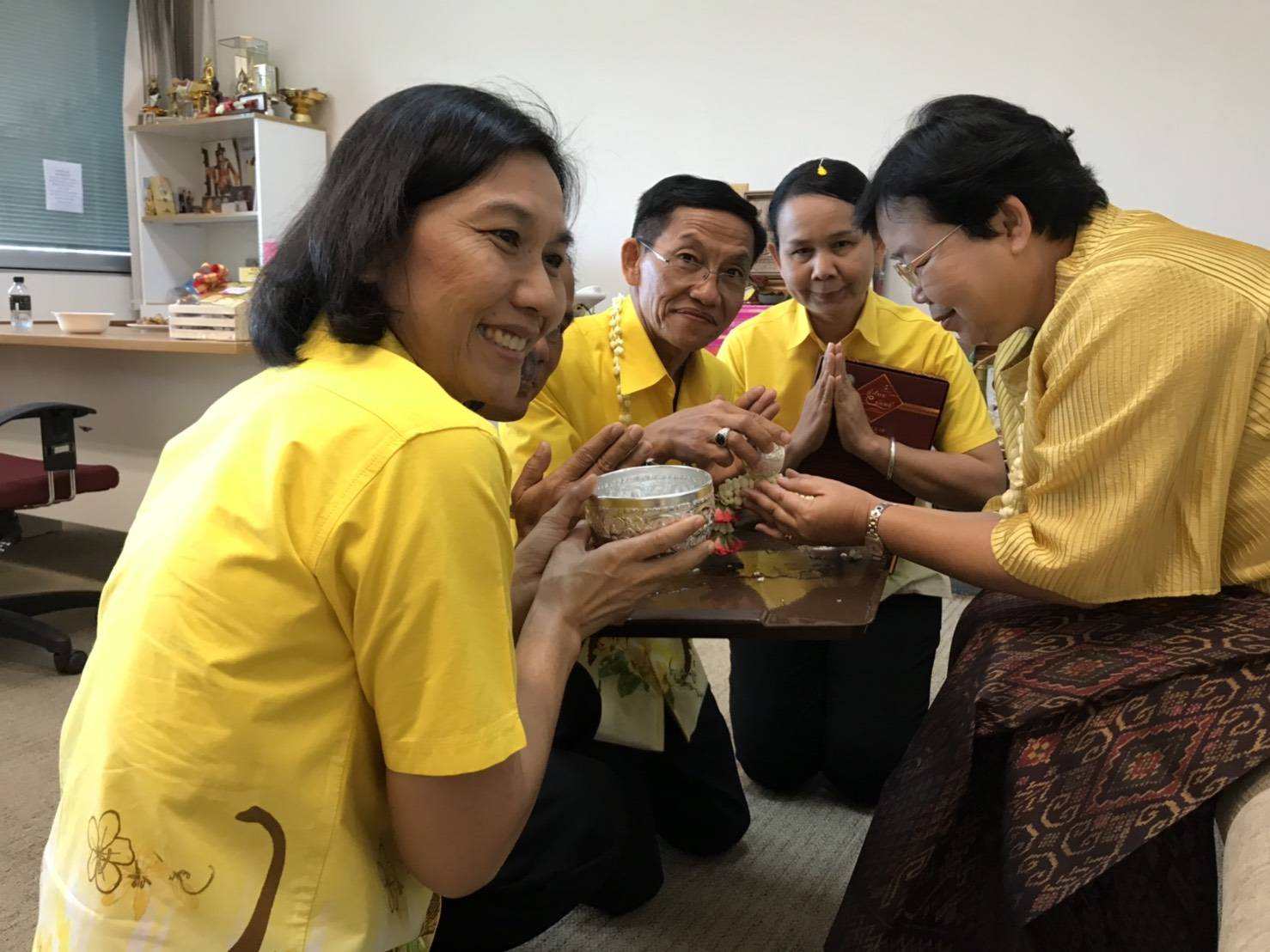พช.ขอนแก่น ร่วมงานสืบสาน สงกรานต์ ตำนาน พช. (Happiness Family) รดน้ำขอพรผู้บริหารกรมการพัฒนาชุมชน