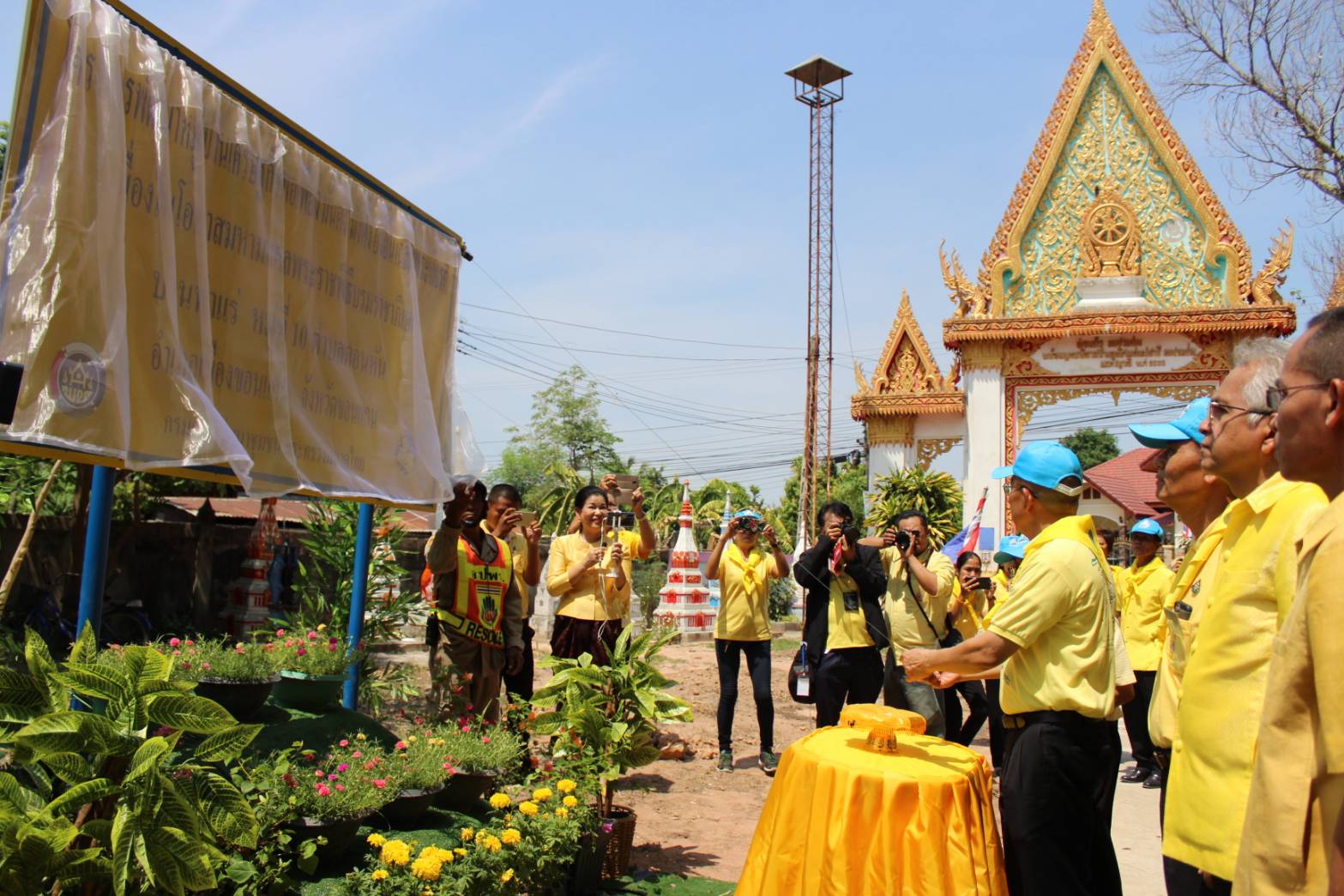 ? จังหวัดขอนแก่น จัดพิธีเปิด(Kick Off)โครงการพัฒนาหมู่บ้านเศรษฐกิจพอเพียง มั่นคง มั่งคั่ง ยั่งยืน เฉลิมพระเกียรติ เนื่องในโอกาสมหามงคลพระราชพิธีบรมราชาภิเษก?️