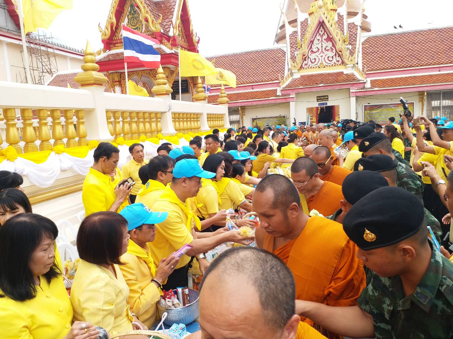 ร่วมงานพิธีเจริญพระพุทธมนต์และทำบุญตักบาตรเนื่องในโอกาสมหามงคลพระราชพิธีบรมราชาภิเษก ปีพุทธศักราช 2562