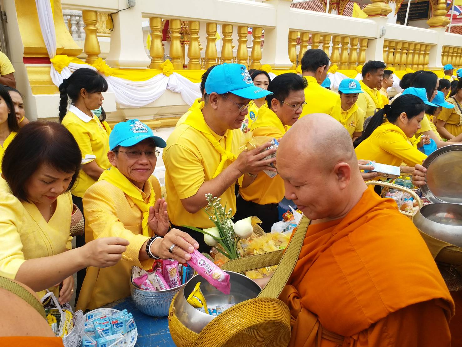 ร่วมงานพิธีเจริญพระพุทธมนต์และทำบุญตักบาตรเนื่องในโอกาสมหามงคลพระราชพิธีบรมราชาภิเษก ปีพุทธศักราช 2562
