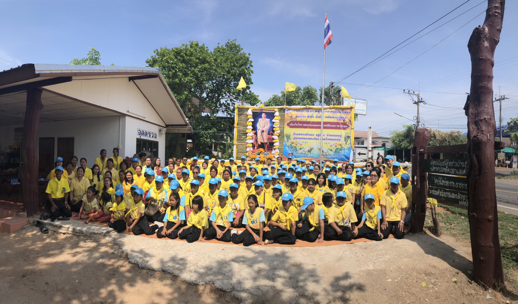 ? จังหวัดขอนแก่น จัดพิธีเปิด(Kick Off)โครงการพัฒนาหมู่บ้านเศรษฐกิจพอเพียง มั่นคง มั่งคั่ง ยั่งยืน เฉลิมพระเกียรติ เนื่องในโอกาสมหามงคลพระราชพิธีบรมราชาภิเษก  จุดกลุ่มอำเภอที่  3   ณ  บ้านชาด อำเภอพระยืน?