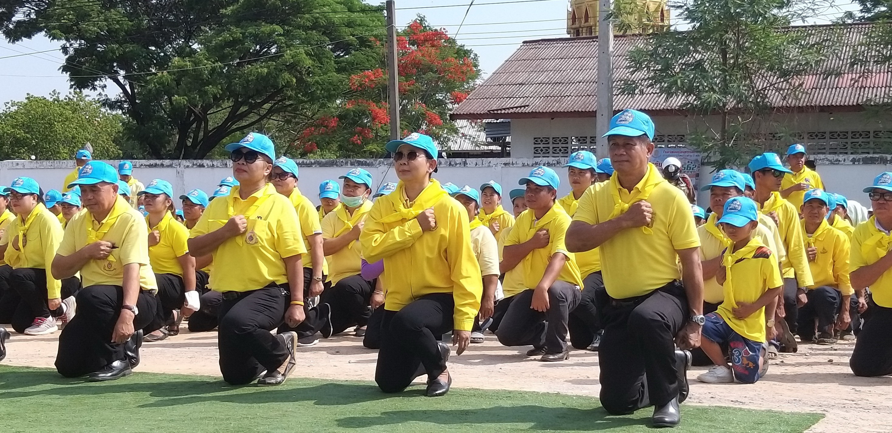 ? จังหวัดขอนแก่น จัดพิธีเปิด(Kick Off)โครงการพัฒนาหมู่บ้านเศรษฐกิจพอเพียง มั่นคง มั่งคั่ง ยั่งยืน เฉลิมพระเกียรติ เนื่องในโอกาสมหามงคลพระราชพิธีบรมราชาภิเษก  จุดกลุ่มอำเภอที่  3   ณ  บ้านชาด อำเภอพระยืน?