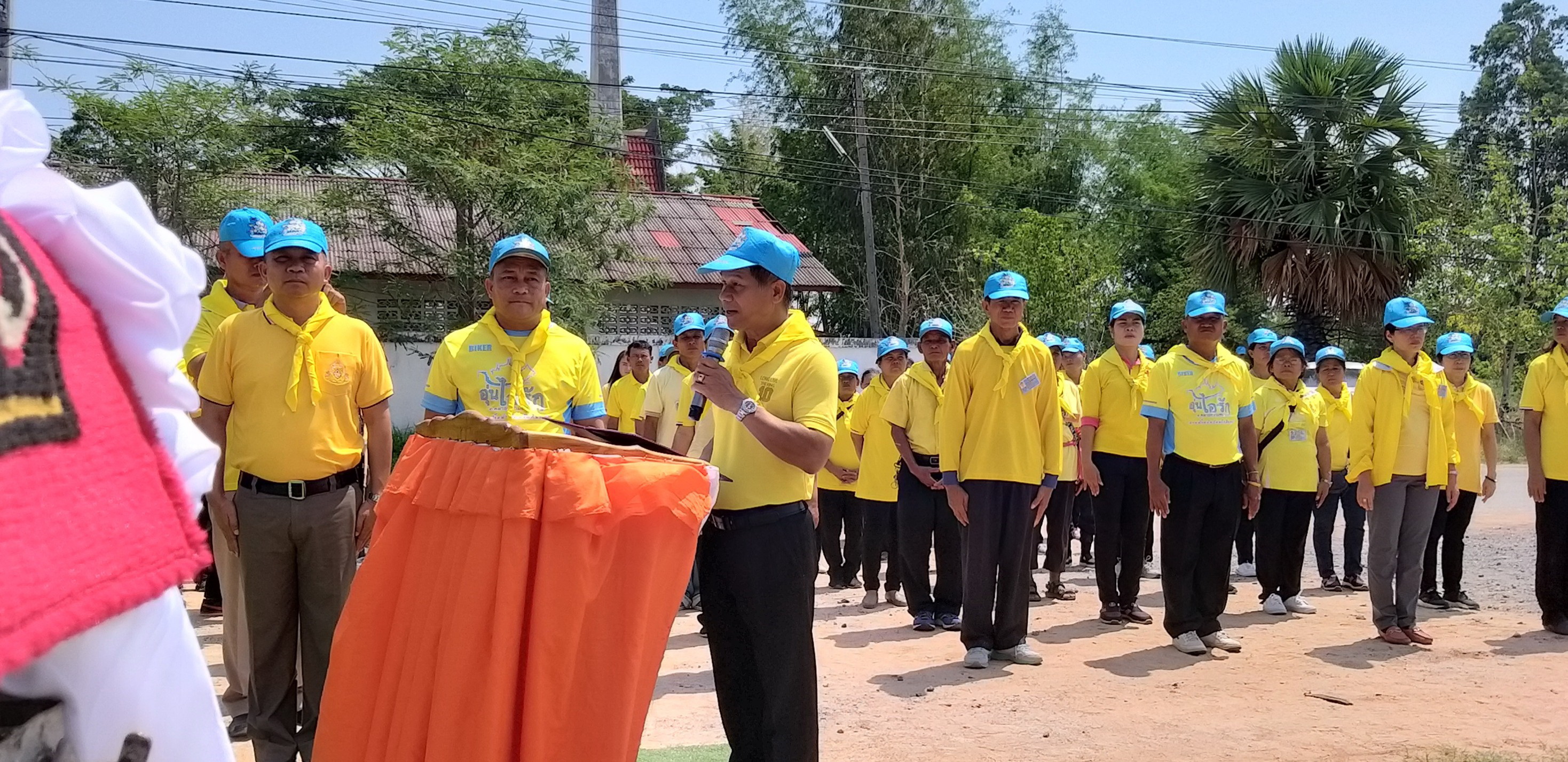 ? จังหวัดขอนแก่น จัดพิธีเปิด(Kick Off)โครงการพัฒนาหมู่บ้านเศรษฐกิจพอเพียง มั่นคง มั่งคั่ง ยั่งยืน เฉลิมพระเกียรติ เนื่องในโอกาสมหามงคลพระราชพิธีบรมราชาภิเษก  จุดกลุ่มอำเภอที่  3   ณ  บ้านชาด อำเภอพระยืน?