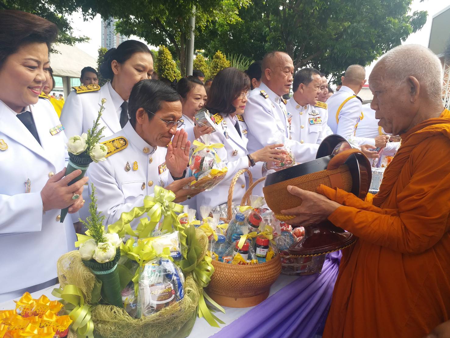 จ.ขอนแก่น จัดพิธีทำบุญตักบาตรถวายเป็นพระราชกุศล เนื่องในโอกาสเฉลิมพระชนมพรรษาสมเด็จพระนางเจ้าสุทิดา พัชรสุธาพิมลลักษณ พระบรมราชินี