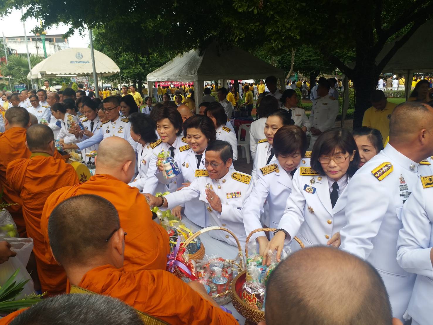 จ.ขอนแก่น จัดพิธีทำบุญตักบาตรถวายเป็นพระราชกุศล เนื่องในโอกาสเฉลิมพระชนมพรรษาสมเด็จพระนางเจ้าสุทิดา พัชรสุธาพิมลลักษณ พระบรมราชินี