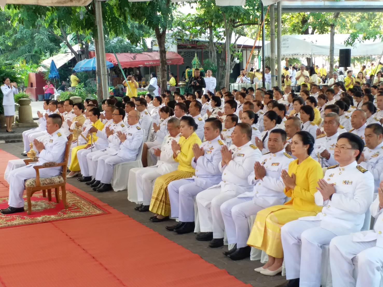 พช.ขอนแก่น ร่วมพิธีทำบุญตักบาตร บำเพ็ญกุศล เนื่องในวันคล้ายวันสวรรคตพระบาทสมเด็จพระบรมชนกาธิเบศร มหาภูมิพลอดุลยเดชมหาราชบรมนาถบพิตร