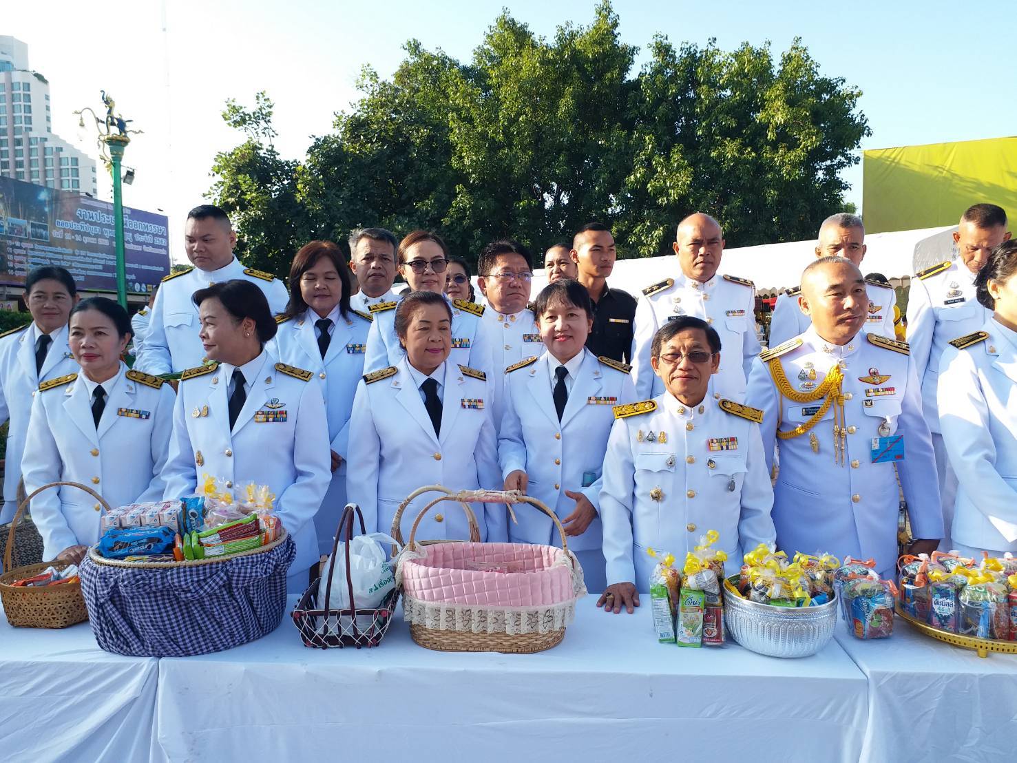 พช.ขอนแก่น ร่วมพิธีทำบุญตักบาตร บำเพ็ญกุศล เนื่องในวันคล้ายวันสวรรคตพระบาทสมเด็จพระบรมชนกาธิเบศร มหาภูมิพลอดุลยเดชมหาราชบรมนาถบพิตร