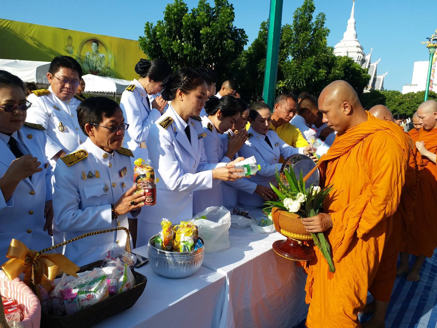พช.ขอนแก่น ร่วมพิธีทำบุญตักบาตร บำเพ็ญกุศล เนื่องในวันคล้ายวันสวรรคตพระบาทสมเด็จพระบรมชนกาธิเบศร มหาภูมิพลอดุลยเดชมหาราชบรมนาถบพิตร