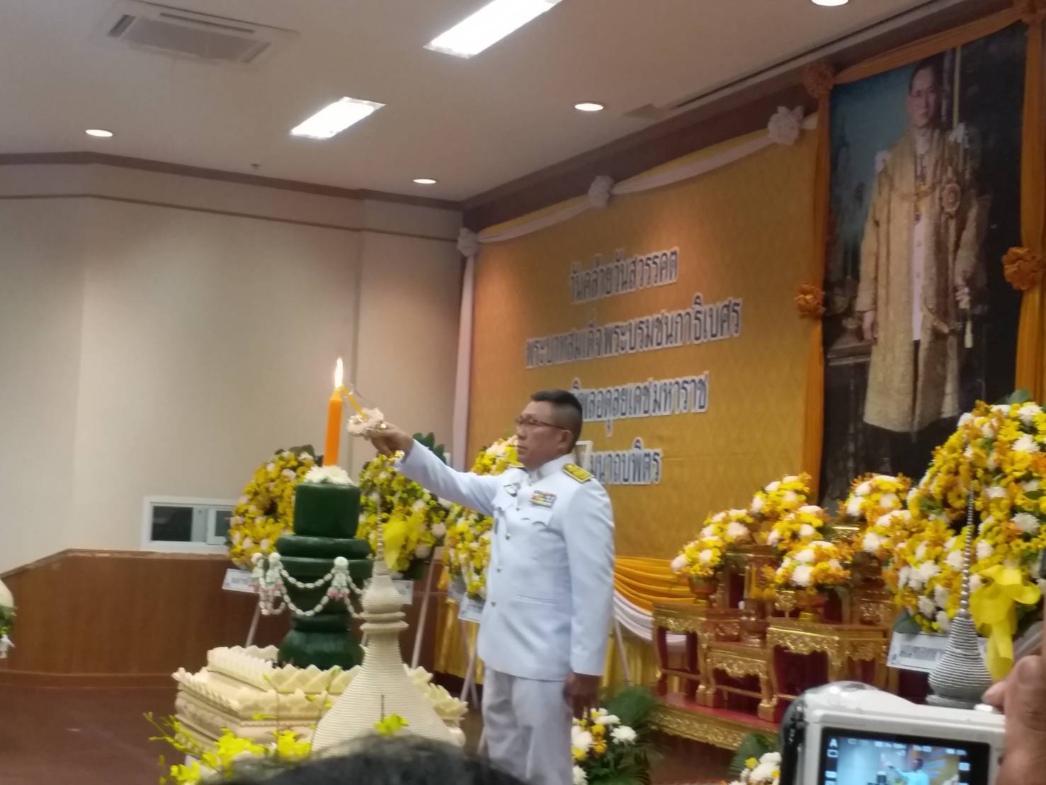 พช.ขอนแก่น ร่วมพิธีจุดเทียนเพื่อน้อมรำลึกในพระมหากรุณาธิคุณ พระบาทสมเด็จพระบรมชนกาธิเบศร มหาภูมิพลอดุลยเดชมหาราช บรมนาถบพิตร