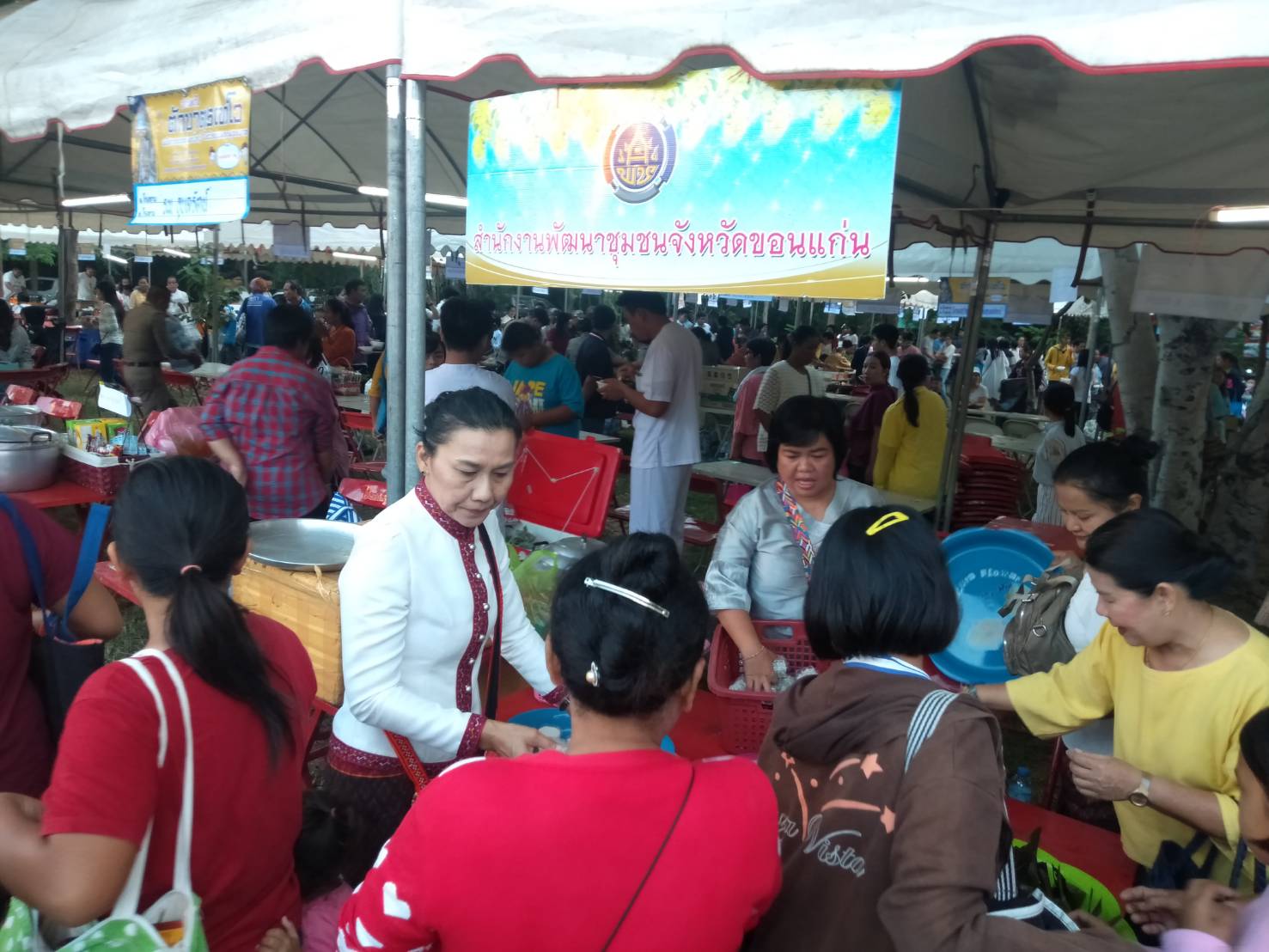 พช.ขอนแก่น ร่วมงานประเพณีออกพรรษาบุญตักบาตรเทโว นมัสการองค์พระใหญ่ ไหว้รอยพระพุทธบาท ปี 2562