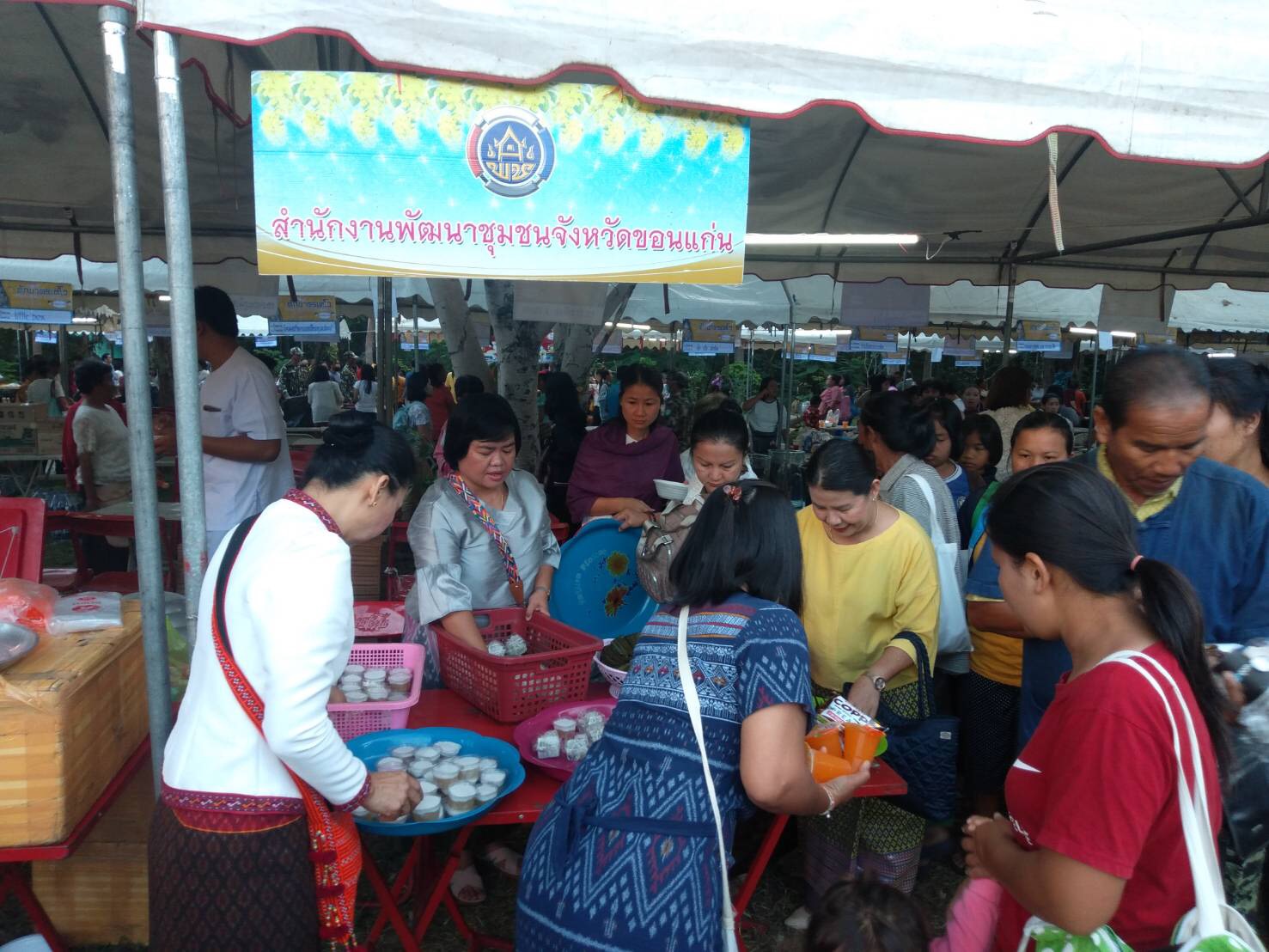 พช.ขอนแก่น ร่วมงานประเพณีออกพรรษาบุญตักบาตรเทโว นมัสการองค์พระใหญ่ ไหว้รอยพระพุทธบาท ปี 2562