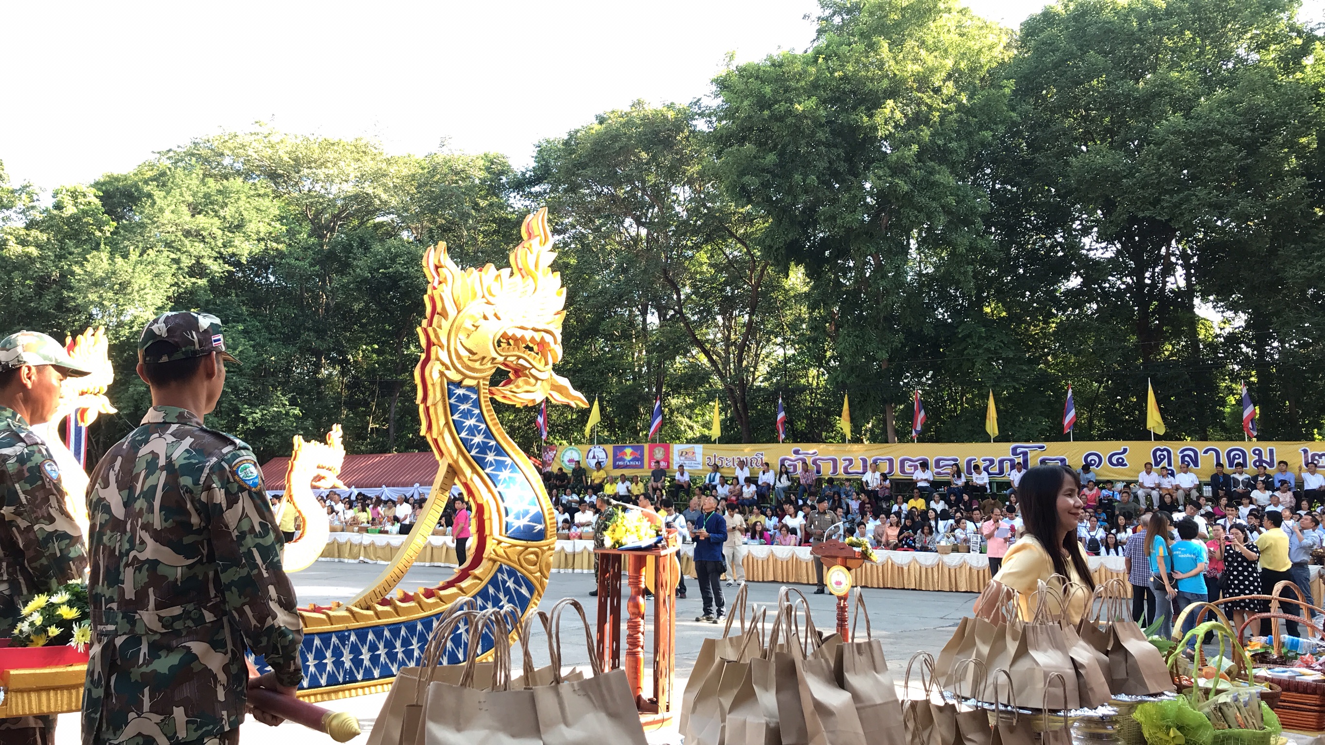พช.ขอนแก่น ร่วมงานประเพณีออกพรรษาบุญตักบาตรเทโว นมัสการองค์พระใหญ่ ไหว้รอยพระพุทธบาท ปี 2562