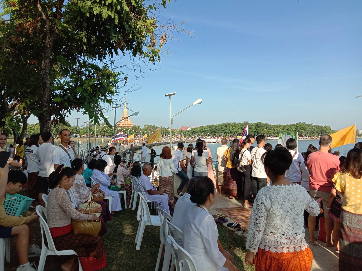 พช.ขอนแก่น ร่วมงานพิธีตักบาตรเทโว  ณ บริเวณบึงแก่นนคร