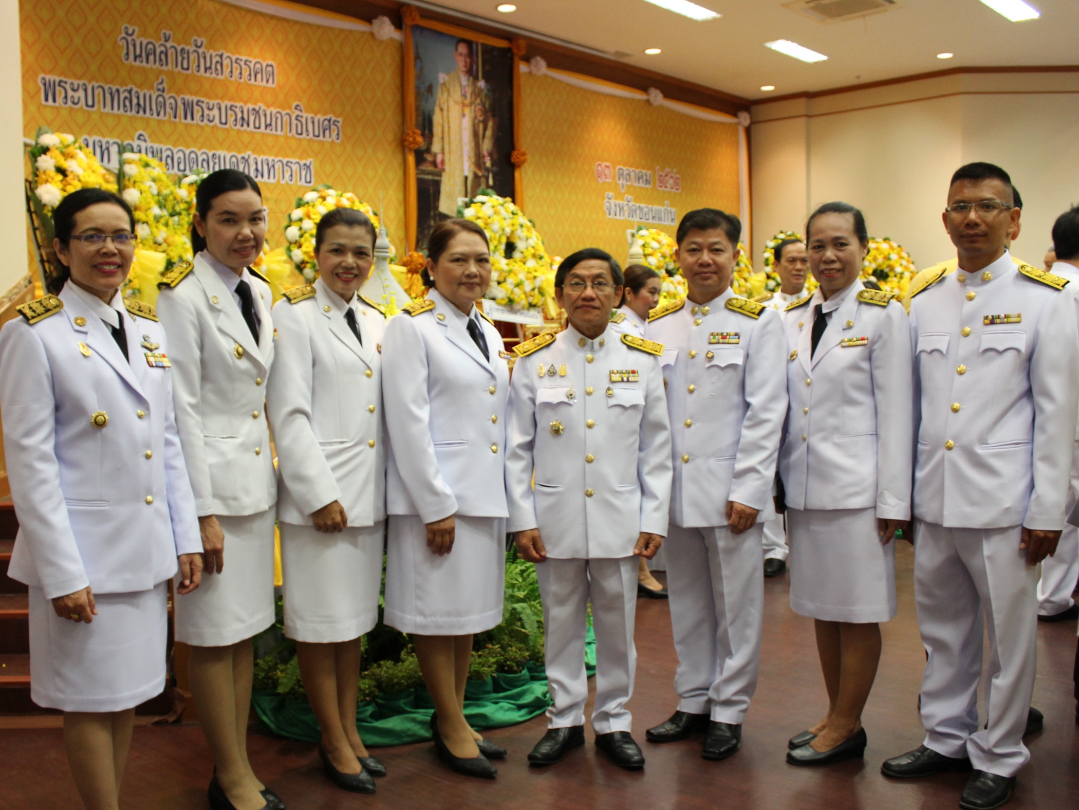 พช.ขอนแก่น ร่วมพิธีวางพวงมาลา และถวายบังคม หน้าพระบรมฉายาลักษณ์ เนื่องในวันคล้ายวันสวรรคตพระบาทสมเด็จพระบรมชนกาธิเบศร มหาภูมิพลอดุลยเดชมหาราช บรมนาถบพิตร