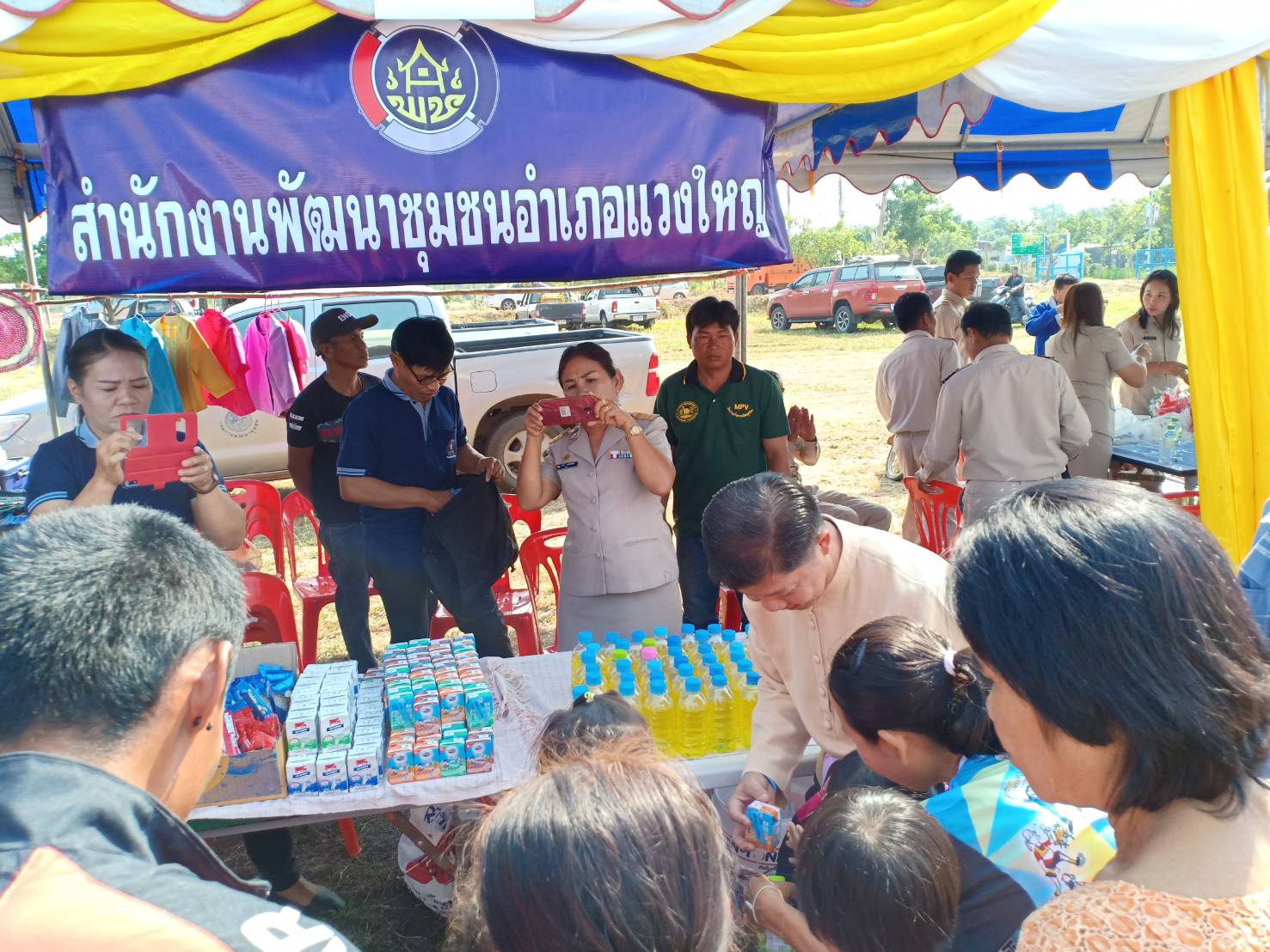 พช.ขอนแก่น ร่วมกิจกรรมหน่วยแพทย์เคลื่อนที่ พอ.สว. และหน่วยบำบัดทุกข์ บำรุงสุข สร้างรอยยิ้มให้ประชาชน ณ อำเภอแวงใหญ่