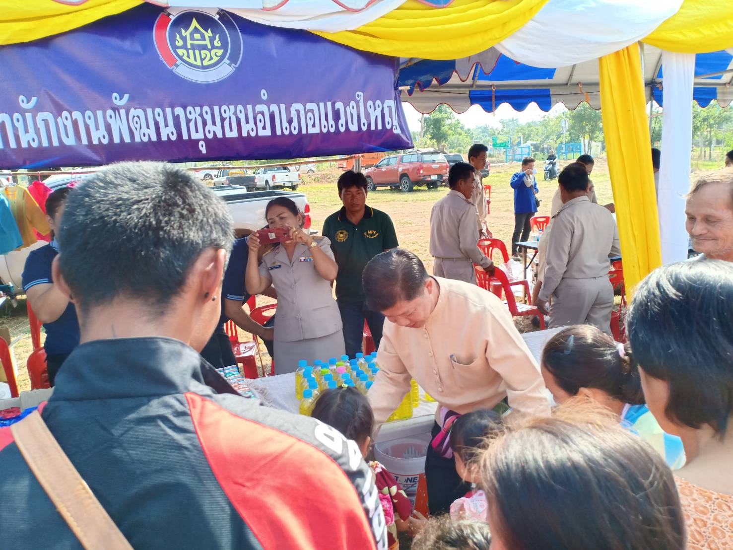พช.ขอนแก่น ร่วมกิจกรรมหน่วยแพทย์เคลื่อนที่ พอ.สว. และหน่วยบำบัดทุกข์ บำรุงสุข สร้างรอยยิ้มให้ประชาชน ณ อำเภอแวงใหญ่