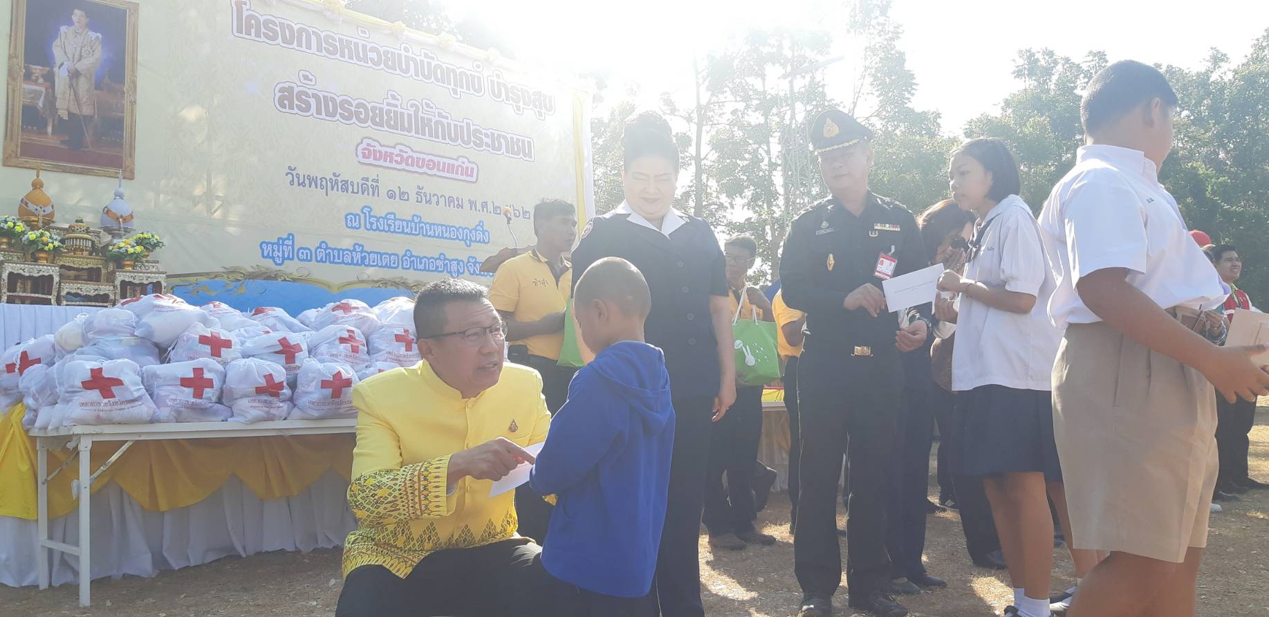 พช.ขอนแก่น ร่วมกิจกรรมหน่วยแพทย์เคลื่อนที่ พอ.สว. และหน่วยบำบัดทุกข์ บำรุงสุข สร้างรอยยิ้มให้ประชาชน ณ อำเภอซำสูง