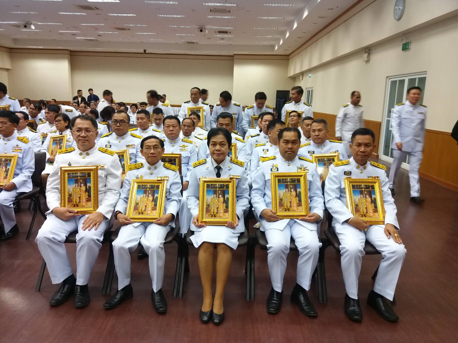 ? พิธีพระราชทานพระบรมฉายาลักษณ์ พระบาทสมเด็จพระเจ้าอยู่หัว และสมเด็จพระนางเจ้าฯ พระบรมราชินี เนื่องในโอกาสมหามงคลพระราชพิธีบรมราชาภิเษก พุทธศักราช 2562 ?