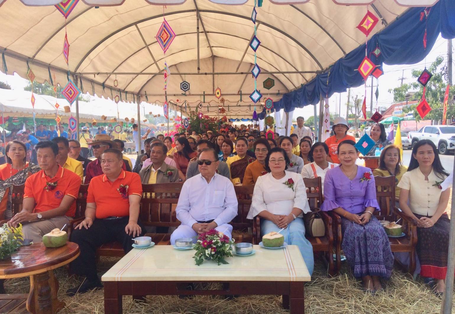 พิธีเปิดกิจกรรม “ส้มตำไก่ย่างหนองเรือตระการ อาหารอีสานรสเด็ด” ภายใต้งาน “ฮีตฮอยอีสาน งานของดีหนองเรือ” ประจำปี 2563 ณ บริเวณเกาะกลางถนนสามแยกหนองเรือ -ภูเวียง (สามแยกไดโนเสาร์) อ.หนองเรือ จ.ขอนแก่น