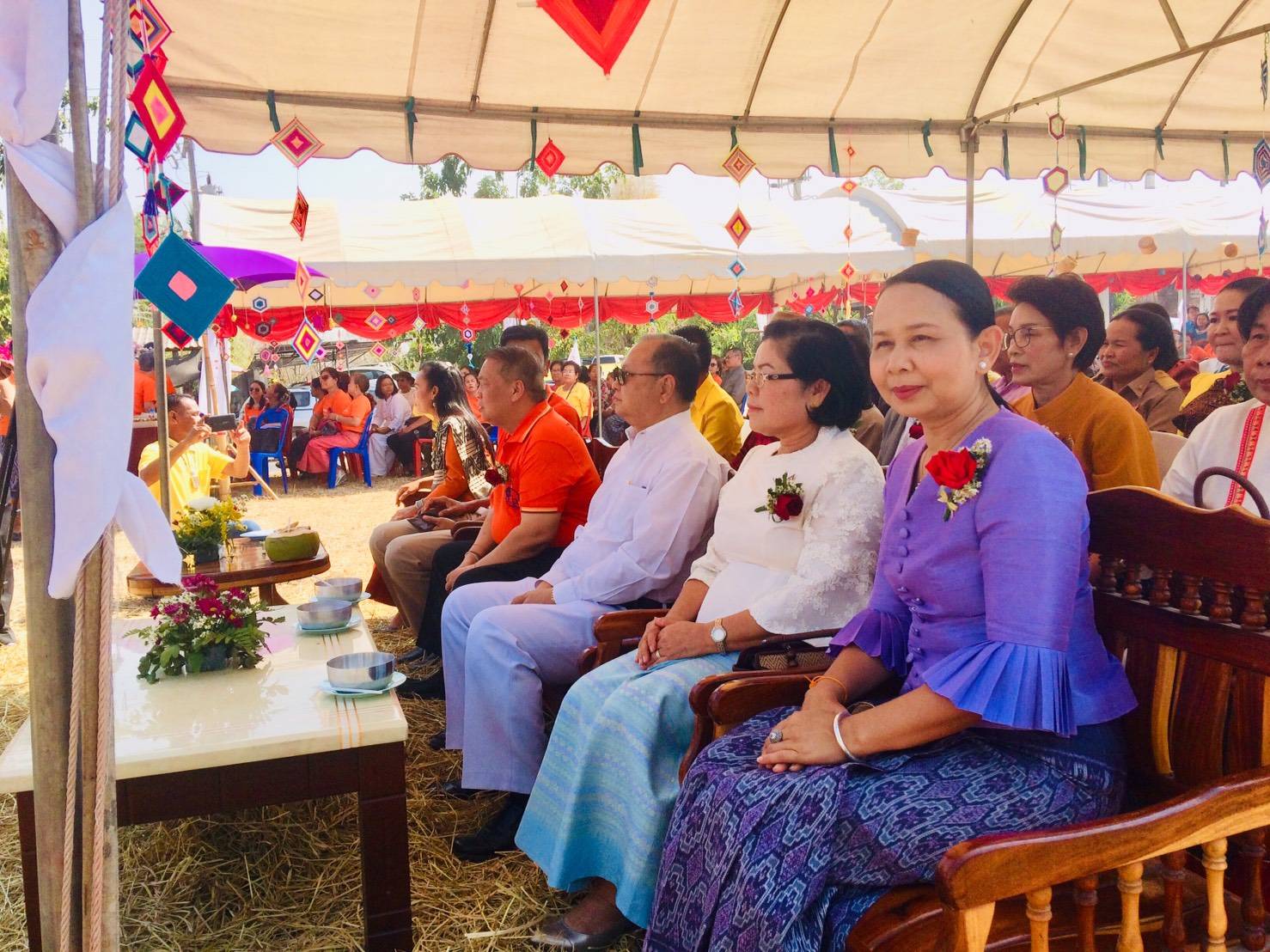 พิธีเปิดกิจกรรม “ส้มตำไก่ย่างหนองเรือตระการ อาหารอีสานรสเด็ด” ภายใต้งาน “ฮีตฮอยอีสาน งานของดีหนองเรือ” ประจำปี 2563 ณ บริเวณเกาะกลางถนนสามแยกหนองเรือ -ภูเวียง (สามแยกไดโนเสาร์) อ.หนองเรือ จ.ขอนแก่น