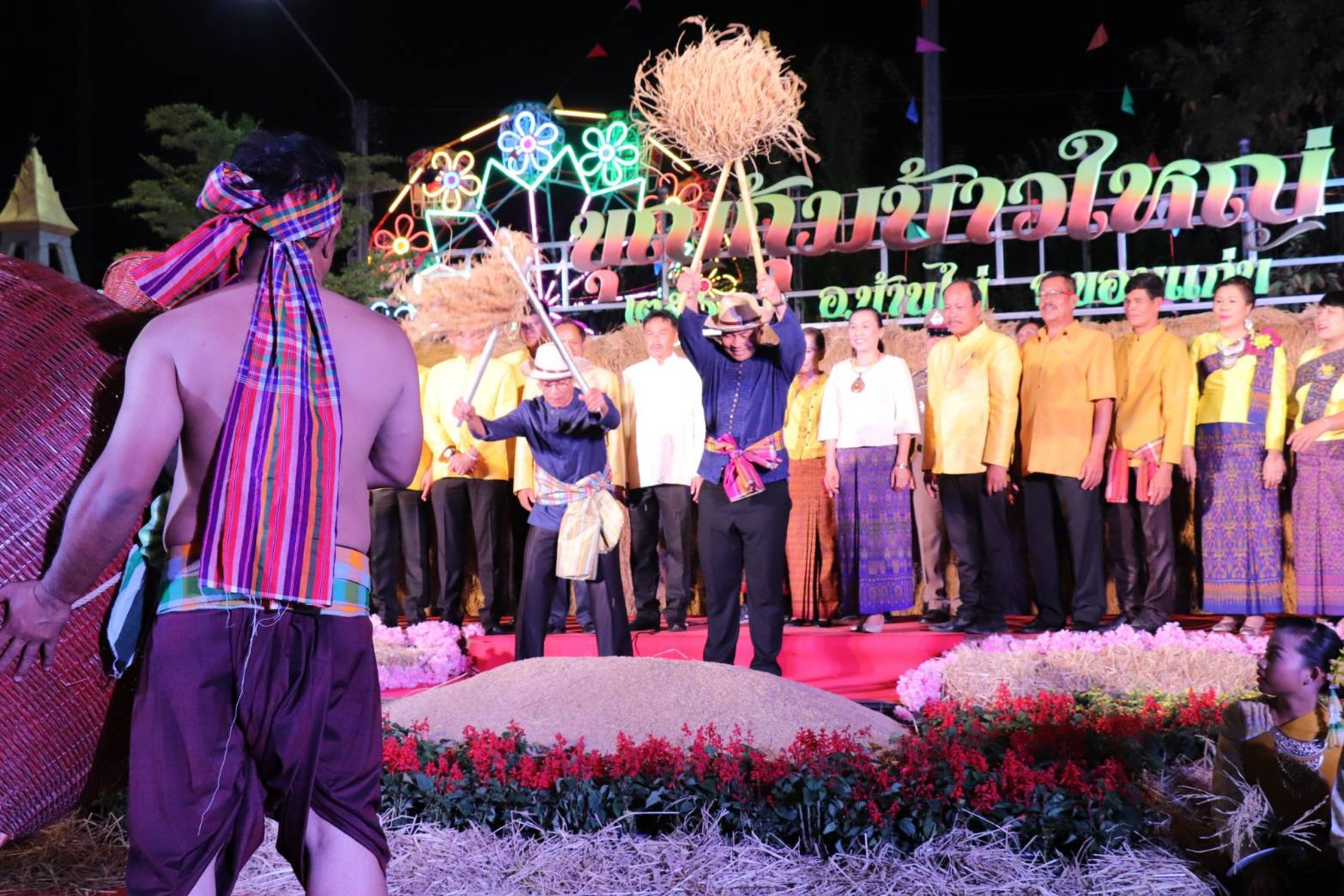 ? พิธีเปิดงาน “ประเพณีบุญกุ้มข้าวใหญ่และของดีอำเภอบ้านไผ่ ประจำปี 2563 ?