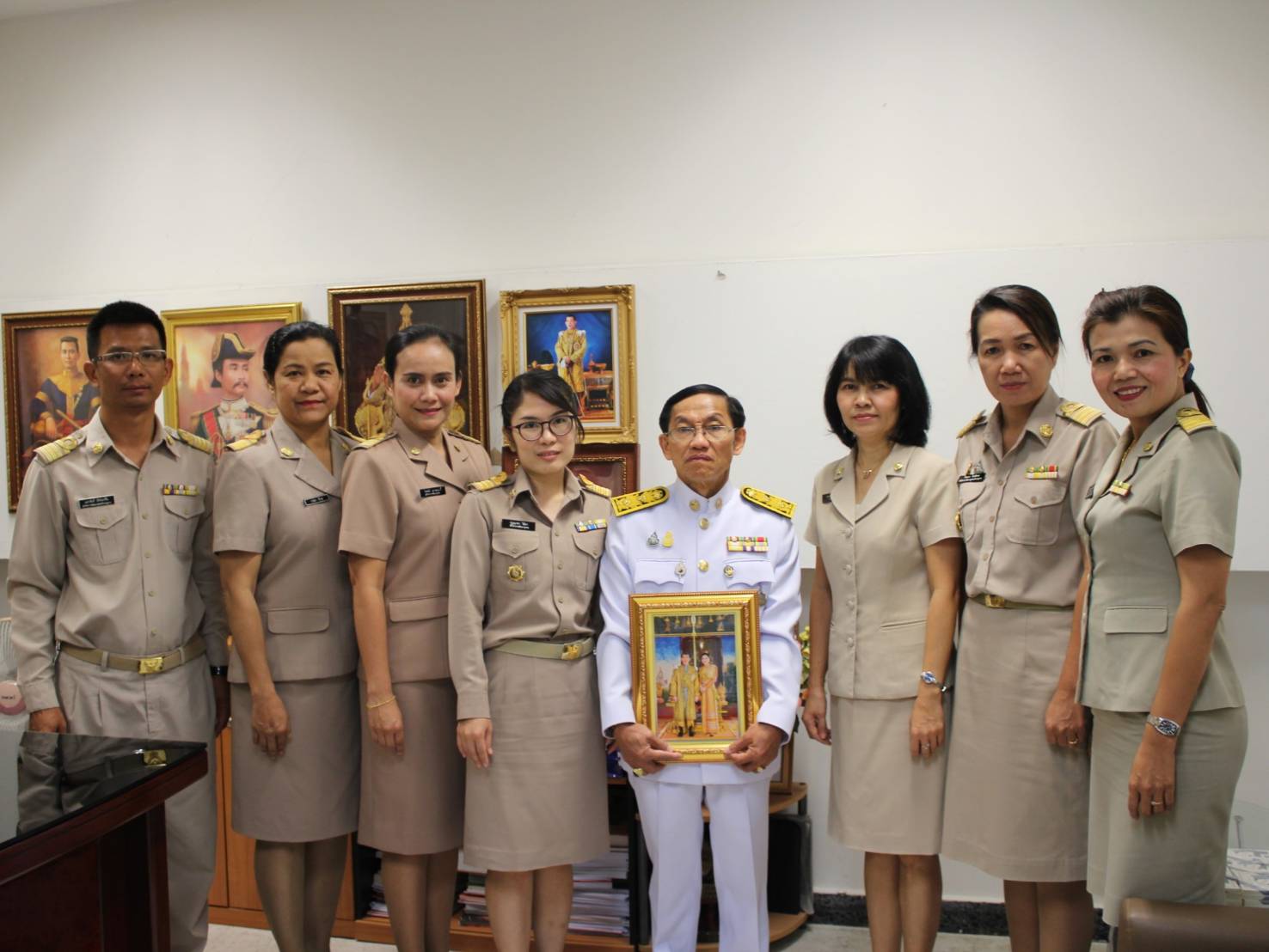 ? พิธีพระราชทานพระบรมฉายาลักษณ์ พระบาทสมเด็จพระเจ้าอยู่หัว และสมเด็จพระนางเจ้าฯ พระบรมราชินี เนื่องในโอกาสมหามงคลพระราชพิธีบรมราชาภิเษก พุทธศักราช 2562 ?