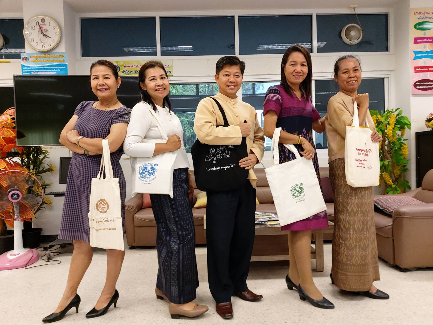 ? พช.ขอนแก่น จัดประชุมชี้แจงแนวทางการดำเนินกิจกรรมตามโครงการสร้างความมั่นคงด้านอาชีพและรายได้ตามหลักปรัชญาของเศรษฐกิจพอเพียง ?