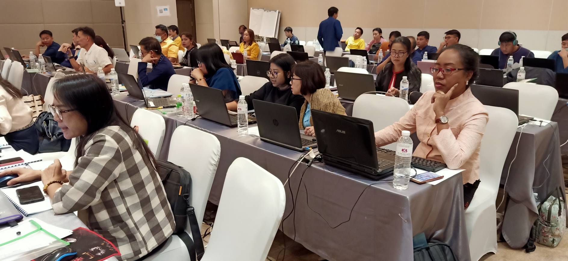 ? พช.ขอนแก่น : ร่วมประชุมโครงการสนับสนุนการจัดทำแผนและประสานแผนพัฒนาในระดับพื้นที่ กิจกรรมที่ 1 พัฒนาบุคลากรด้านการจัดทำสารสนเทศเพื่อการพัฒนาคุณภาพชีวิต (ครู ก) ?
