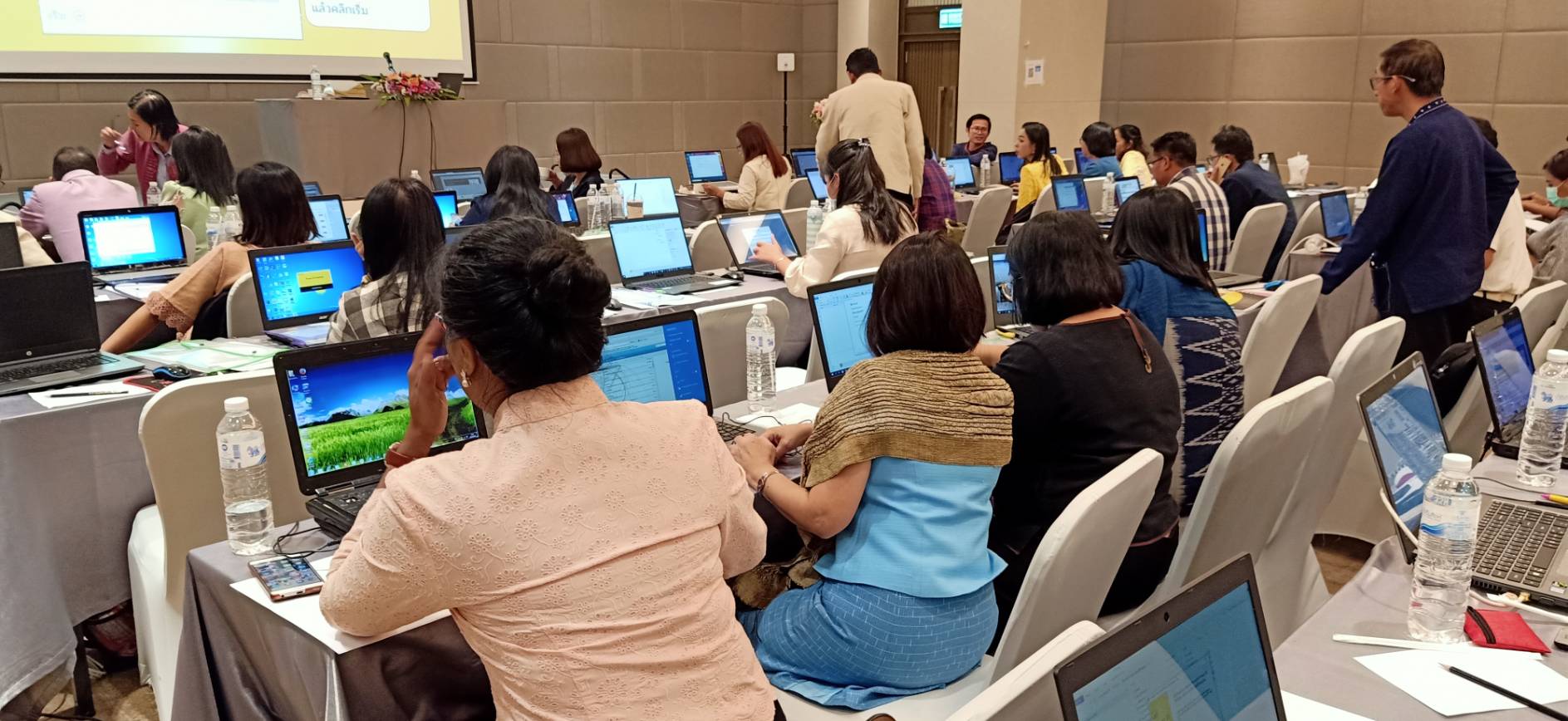 ? พช.ขอนแก่น : ร่วมประชุมโครงการสนับสนุนการจัดทำแผนและประสานแผนพัฒนาในระดับพื้นที่ กิจกรรมที่ 1 พัฒนาบุคลากรด้านการจัดทำสารสนเทศเพื่อการพัฒนาคุณภาพชีวิต (ครู ก) ?
