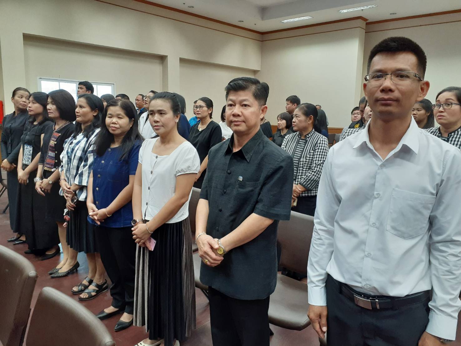 ? พช.ขอนแก่น : ร่วมพิธียืนสงบนิ่งเพื่อไว้อาลัยแก่ผู้เสียชีวิตจากเหตุการณ์ที่จังหวัดนครราชสีมา?