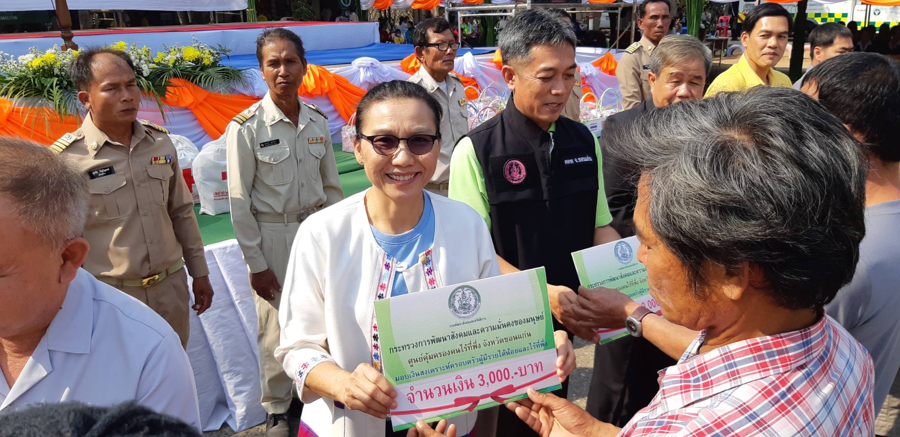? พช.ขอนแก่น ร่วมกิจกรรมหน่วยแพทย์เคลื่อนที่ พอ.สว. และหน่วยบำบัดทุกข์ บำรุงสุข สร้างรอยยิ้มให้ประชาชน ณ อำเภอหนองสองห้อง ?