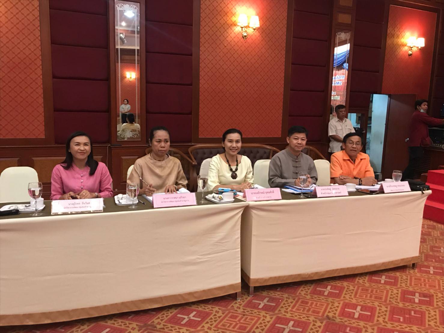 ? พช.ขอนแก่น : จัดประชุมโครงการส่งเสริมเยาวสตรีสู่ผู้นำสตรีรุ่นใหม่ : SMART LADY KHON KAEN ?