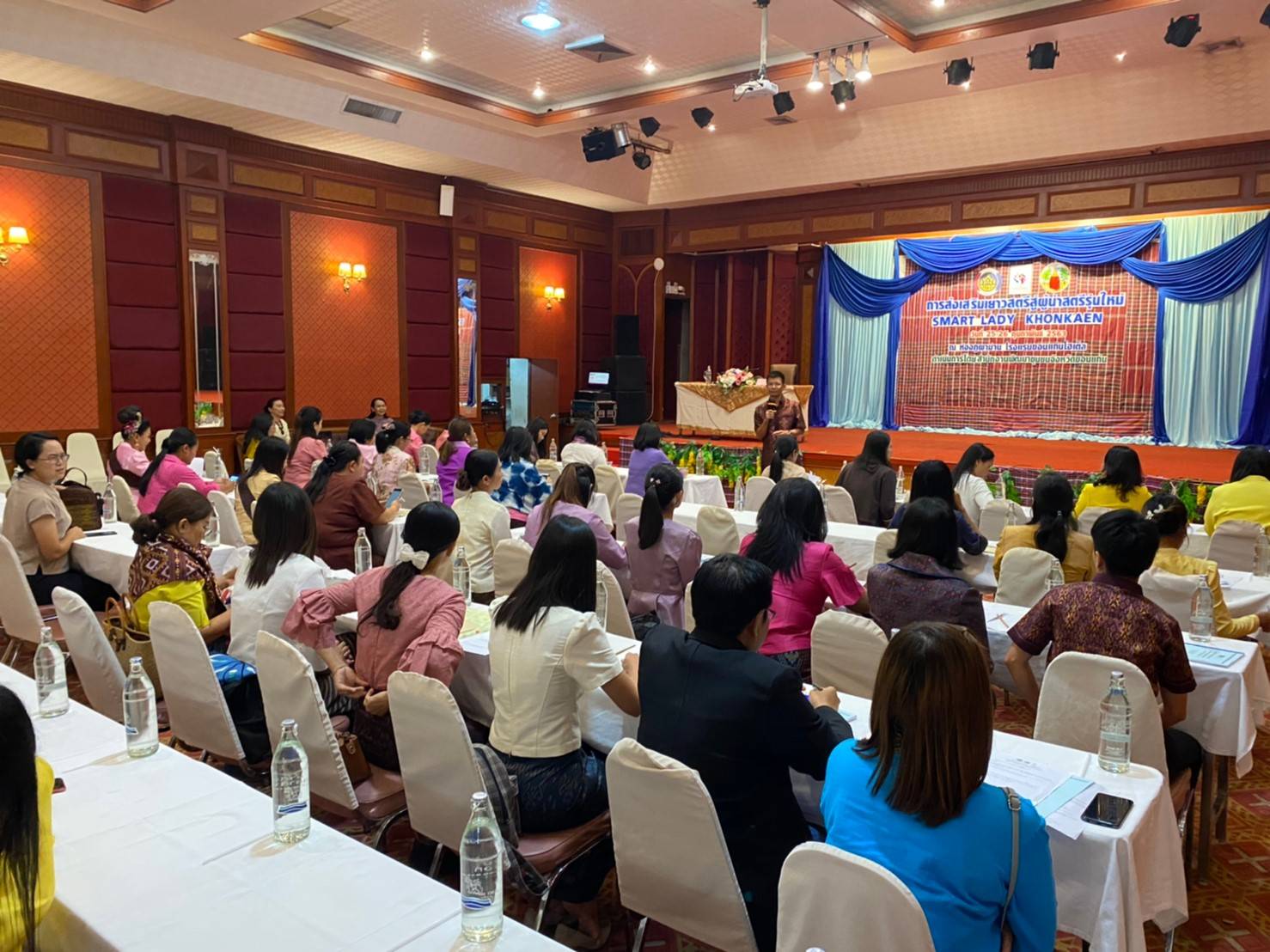 ? พช.ขอนแก่น : จัดประชุมโครงการส่งเสริมเยาวสตรีสู่ผู้นำสตรีรุ่นใหม่ : SMART LADY KHON KAEN ?