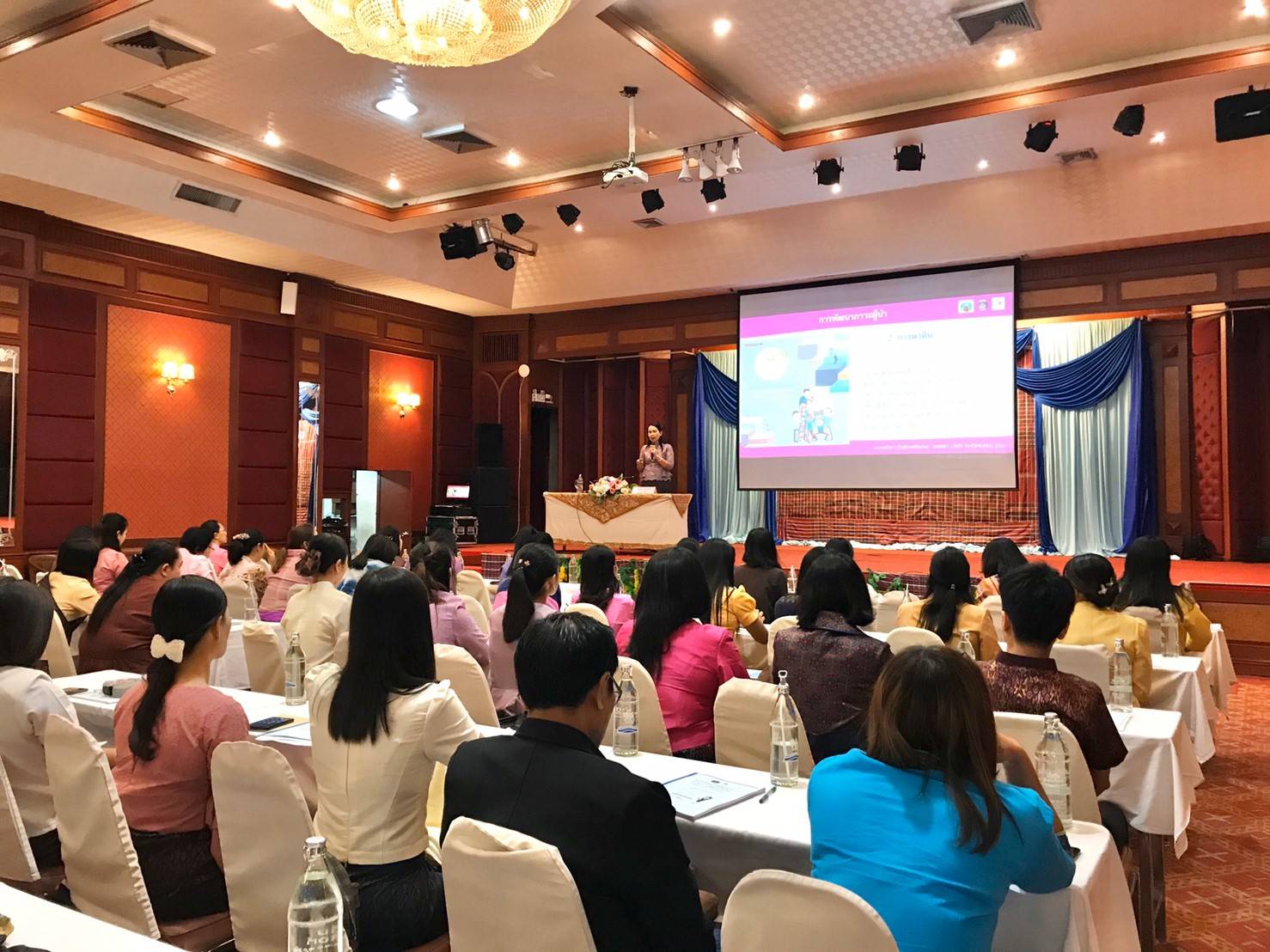 ? พช.ขอนแก่น : จัดประชุมโครงการส่งเสริมเยาวสตรีสู่ผู้นำสตรีรุ่นใหม่ : SMART LADY KHON KAEN ?
