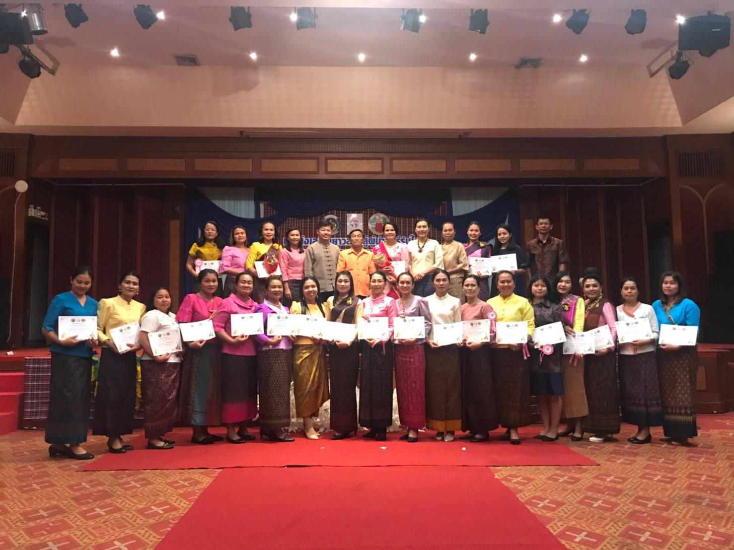 ? พช.ขอนแก่น : จัดประชุมโครงการส่งเสริมเยาวสตรีสู่ผู้นำสตรีรุ่นใหม่ : SMART LADY KHON KAEN ?