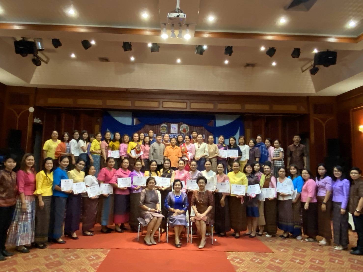 ? พช.ขอนแก่น : จัดประชุมโครงการส่งเสริมเยาวสตรีสู่ผู้นำสตรีรุ่นใหม่ : SMART LADY KHON KAEN ?