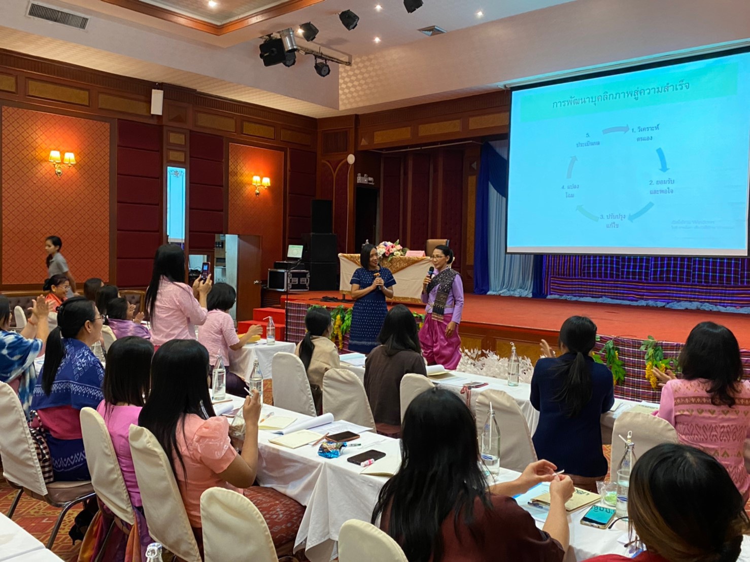 ? พช.ขอนแก่น : จัดประชุมโครงการส่งเสริมเยาวสตรีสู่ผู้นำสตรีรุ่นใหม่ : SMART LADY KHON KAEN ?
