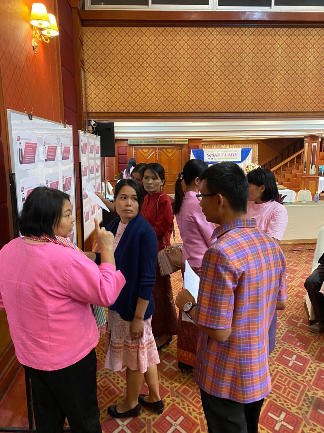 ? พช.ขอนแก่น : จัดประชุมโครงการส่งเสริมเยาวสตรีสู่ผู้นำสตรีรุ่นใหม่ : SMART LADY KHON KAEN ?