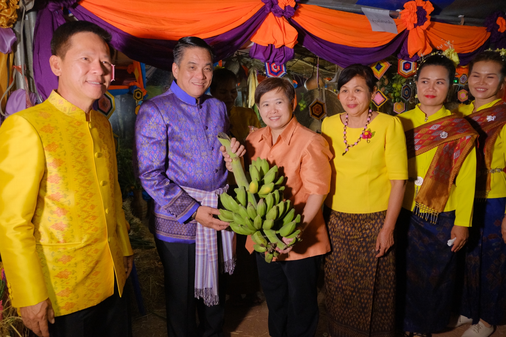 ? พช.ขอนแก่น : ร่วมพิธีเปิดกิจกรรม “เดิน กิน ชิม เที่ยว ถนนหน้าที่ว่าการอำเภอพล จังหวัดขอนแก่น” ?