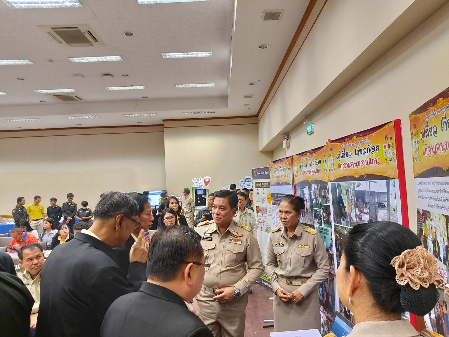? พช.ขอนแก่น : ร่วมประชุม และจัดแสดงนิทรรศการผลงานโครงการคู่เสี่ยว เกี่ยวก้อย แก้จนคนขอนแก่น ในการศึกษาดูงานของคณะกรรมาธิการการบริหารราชการแผ่นดิน วุฒิสภา ในพื้นที่จังหวัดขอนแก่น ?