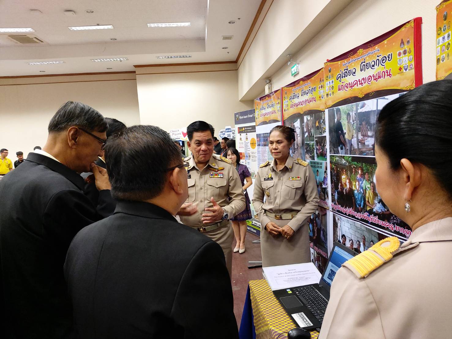 ? พช.ขอนแก่น : ร่วมประชุม และจัดแสดงนิทรรศการผลงานโครงการคู่เสี่ยว เกี่ยวก้อย แก้จนคนขอนแก่น ในการศึกษาดูงานของคณะกรรมาธิการการบริหารราชการแผ่นดิน วุฒิสภา ในพื้นที่จังหวัดขอนแก่น ?
