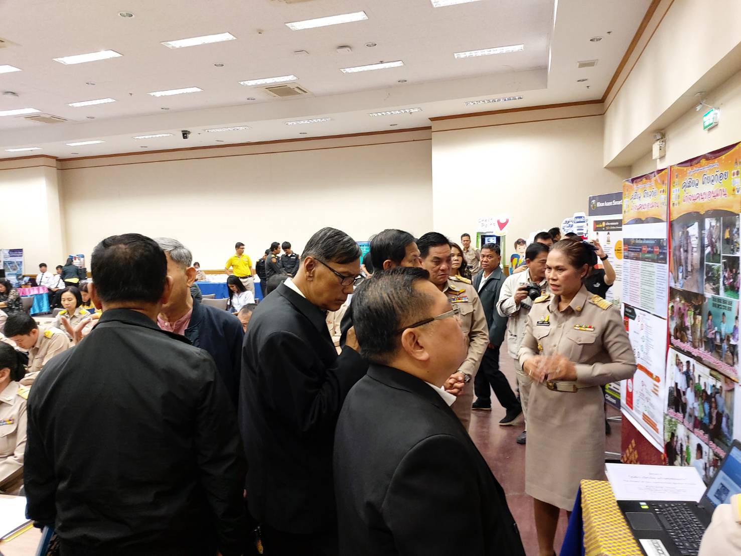 ? พช.ขอนแก่น : ร่วมประชุม และจัดแสดงนิทรรศการผลงานโครงการคู่เสี่ยว เกี่ยวก้อย แก้จนคนขอนแก่น ในการศึกษาดูงานของคณะกรรมาธิการการบริหารราชการแผ่นดิน วุฒิสภา ในพื้นที่จังหวัดขอนแก่น ?