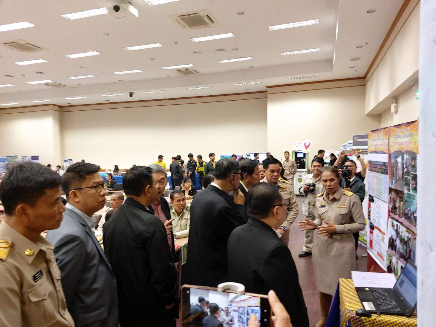 ? พช.ขอนแก่น : ร่วมประชุม และจัดแสดงนิทรรศการผลงานโครงการคู่เสี่ยว เกี่ยวก้อย แก้จนคนขอนแก่น ในการศึกษาดูงานของคณะกรรมาธิการการบริหารราชการแผ่นดิน วุฒิสภา ในพื้นที่จังหวัดขอนแก่น ?