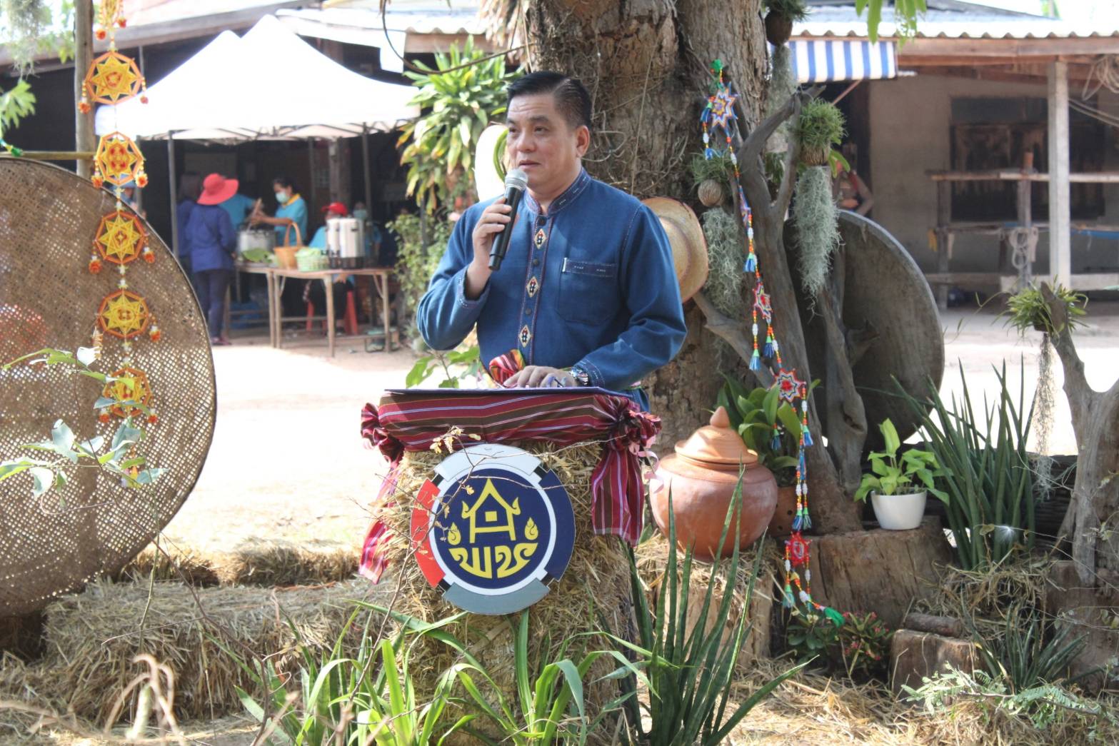 ? พช.ขอนแก่น : ร่วมกิจกรรมเอามื้อสามัคคี “หิ้วตะกร้า ถือถุงผ้า แบกจอบเสียม ร่วมขุดคลองฮองเหมียง” จุดตัวอย่างจังหวัด บ้านชาด ตำบลขามป้อม อำเภอพระยืน จังหวัดขอนแก่น ?
